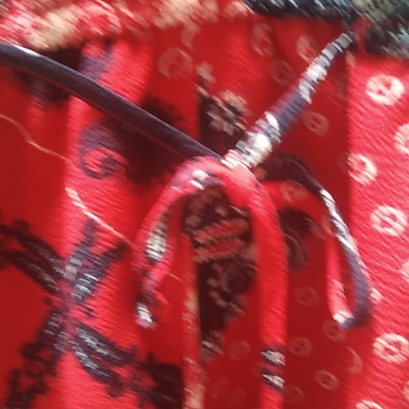 Lane Bryant printed red blouse v-neck - Picture 4 of 8